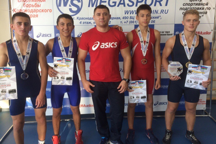 Крымские борцы завоевали четыре медали на юношеском турнире в Краснодаре