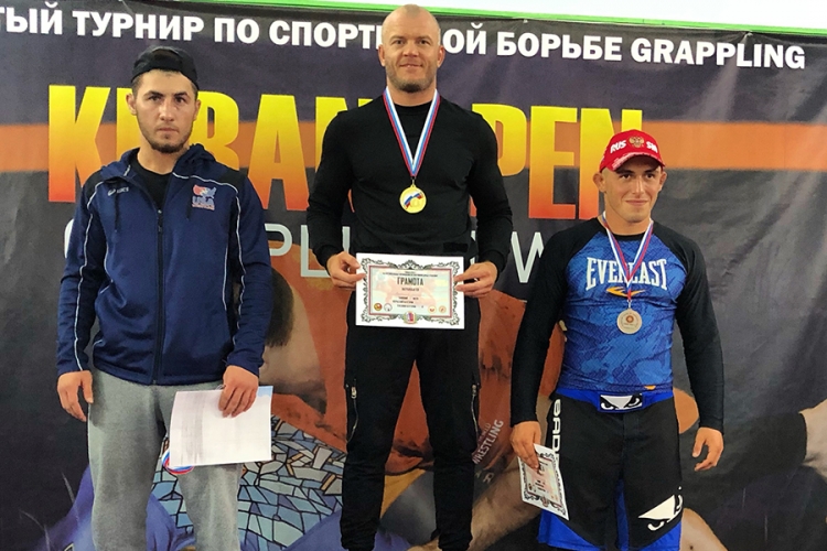 Крымчане завоевали две медали на межрегиональном турнире по спортивной борьбе грэпплинг в Краснодаре