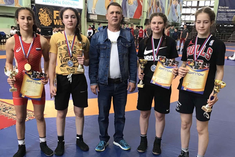 Спортсменки из Советского привезли четыре медали с борцовского турнира в Москве