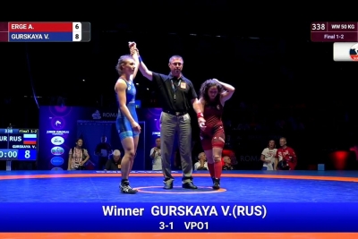 Победная схватка крымчанки Вероники Гурской на юниорском первенстве Европы по женской борьбе в Риме