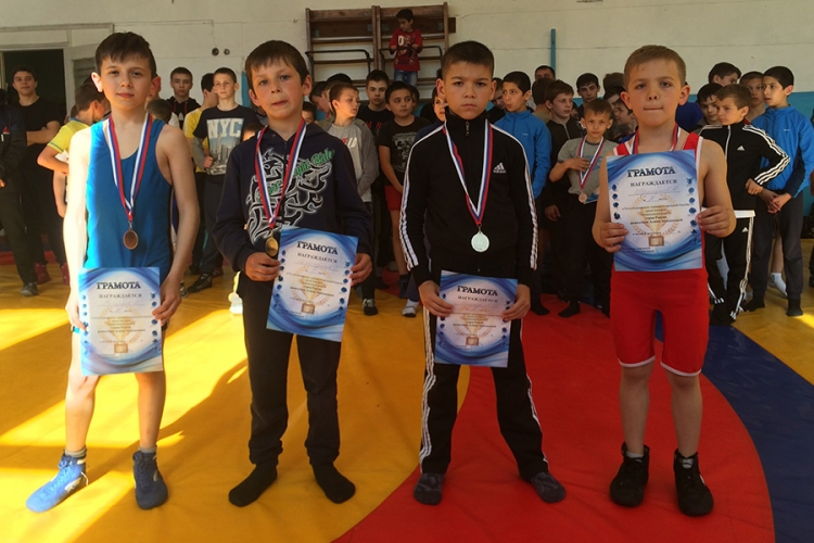 В Евпатории прошел юношеский турнир по вольной борьбе памяти Героя России Алиме Абденановой