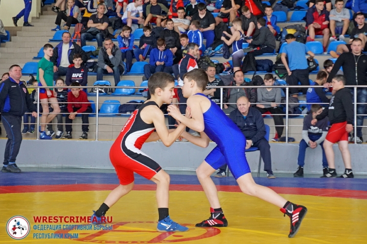 В Симферополе стартовали два юношеских турнира по греко-римской борьбе (ФОТО)