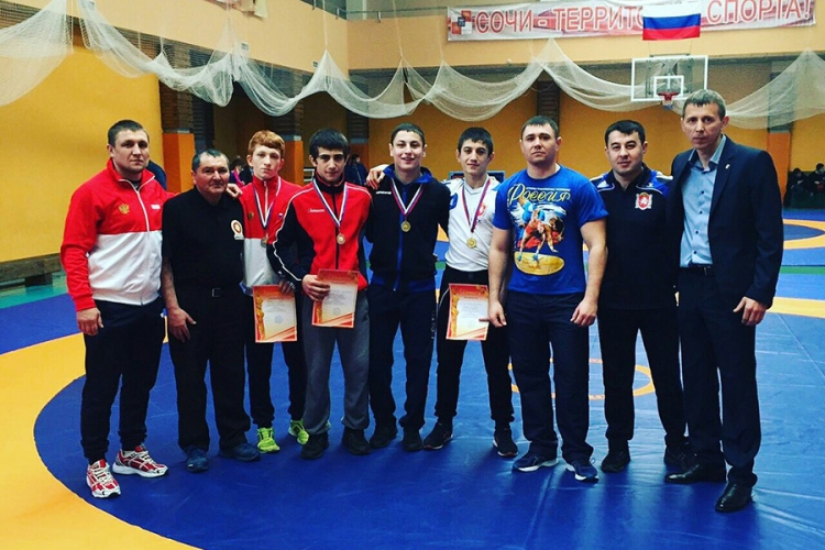 Юношеская сборная Крыма по греко-римской борьбе завоевала четыре медали на первенстве ЮФО