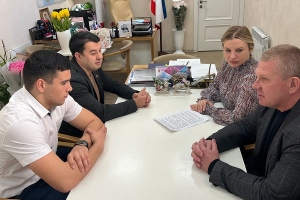 Министр спорта Крыма провела встречу с Эльдаром Эмировым и его тренером Ленуром Мамедовым