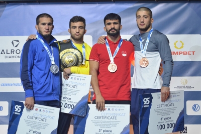 У крымских борцов-вольников – две медали на международном турнире в Якутске