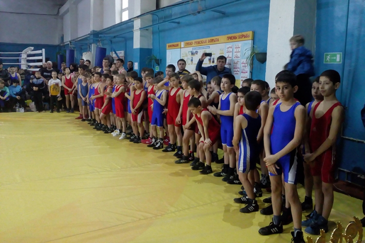 В Бахчисарае прошел борцовский турнир в честь ветеранов спорта