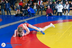 Определились победители первенств Крыма по женской борьбе в двух возрастных категориях