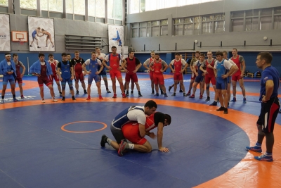 Обновленная юниорская сборная российских борцов-классиков тренируется в Алуште