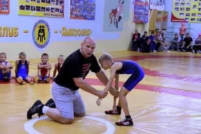 Олимпийские чемпионы по борьбе провели открытые уроки в российских школах