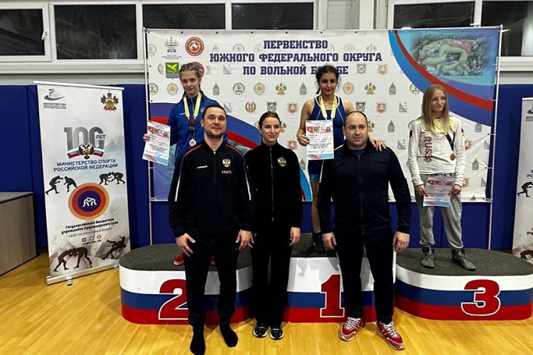 У представительниц Крыма – три медали на двух первенствах ЮФО по женской борьбе
